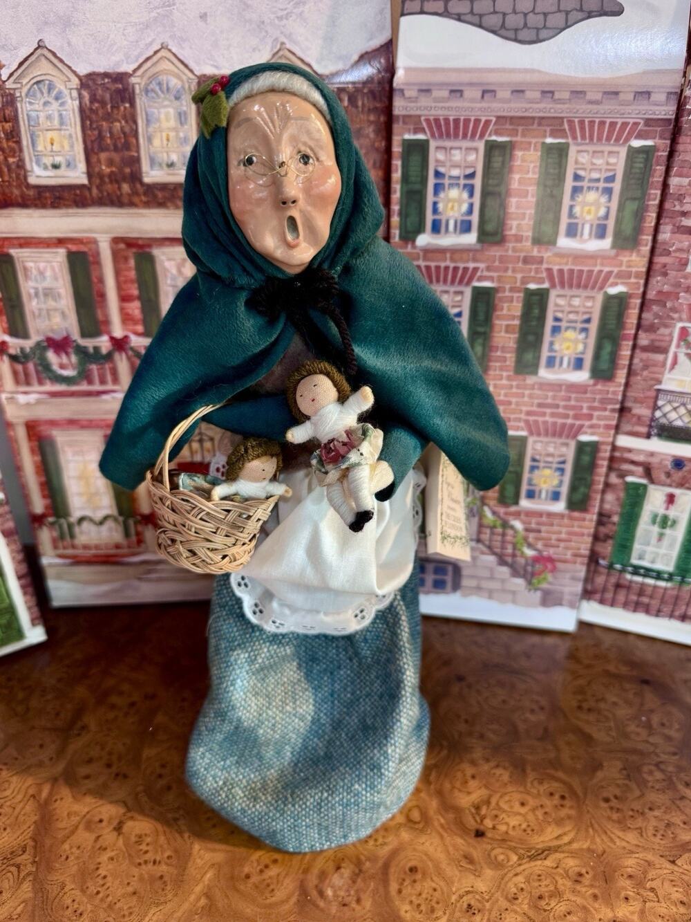 Byers Choice Caroler ~1995 CRIES OF LONDON - WOMAN DOLL PEDDLER - w/tag (Signed)
